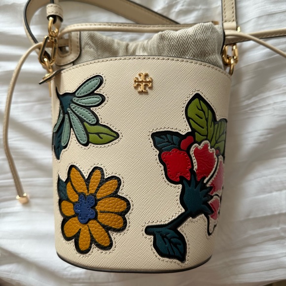 Tory Burch Handbags - Tory Burch Emerson Appliqué Mini Bucket NWT New Cream Bag